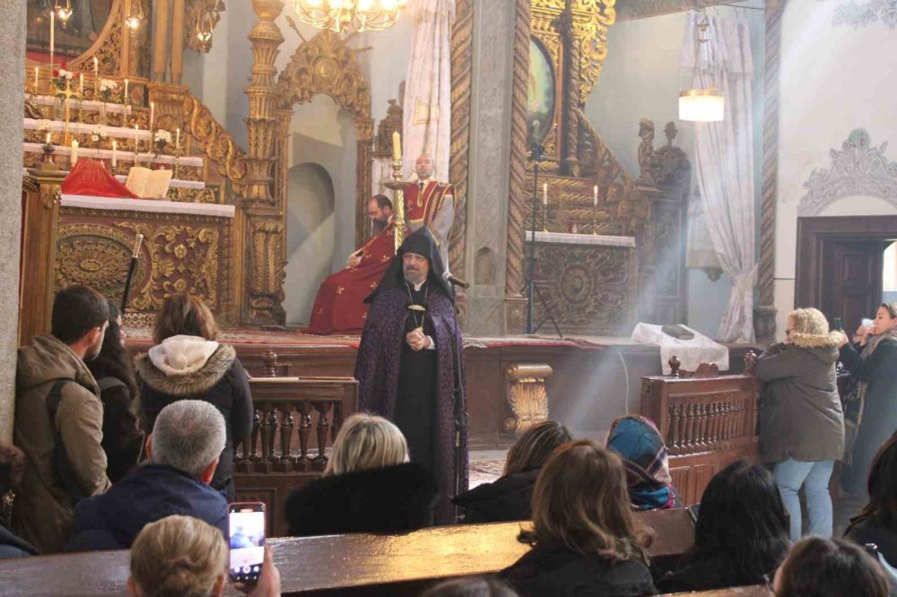 Tarihi Kilisede Barış Mesajı.. Patrik Maşalyan’dan İran İçin Dua ve Uyarı!