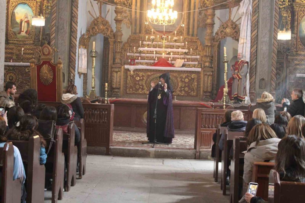 Tarihi Kilisede Barış Mesajı.. Patrik Maşalyan’dan İran İçin Dua ve Uyarı!