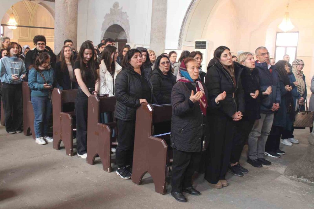 Tarihi Kilisede Barış Mesajı.. Patrik Maşalyan’dan İran İçin Dua ve Uyarı!