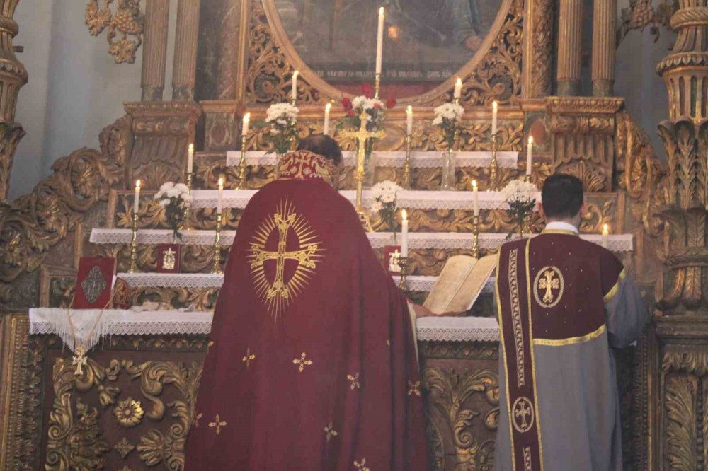 Tarihi Kilisede Barış Mesajı.. Patrik Maşalyan’dan İran İçin Dua ve Uyarı!