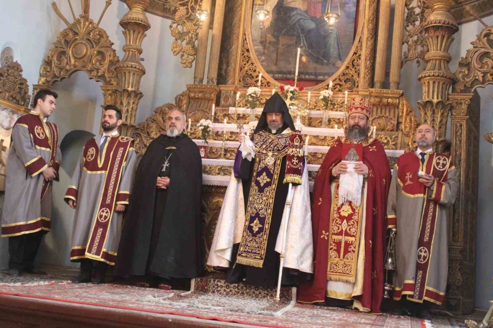 Tarihi Kilisede Barış Mesajı.. Patrik Maşalyan’dan İran İçin Dua ve Uyarı!