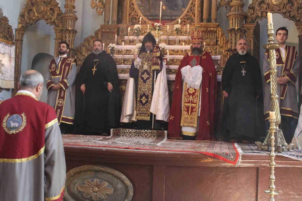 Tarihi Kilisede Barış Mesajı.. Patrik Maşalyan’dan İran İçin Dua ve Uyarı!