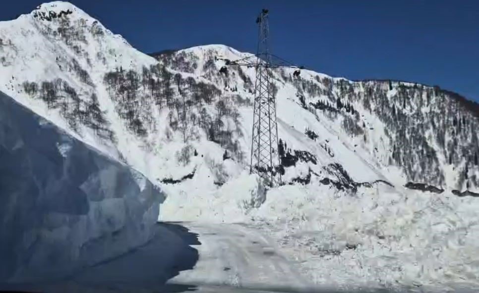 Yoğun Kar Macahel’i Kapattı.. Geçit Ekiplerin Yoğun Çalışmasıyla Açıldı!