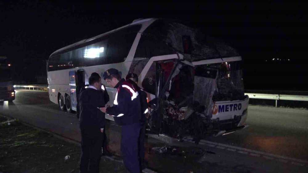 Amasya’da Yolcu Otobüsü İle Tırın Çarpıştığı Kazada 11 Yaralı