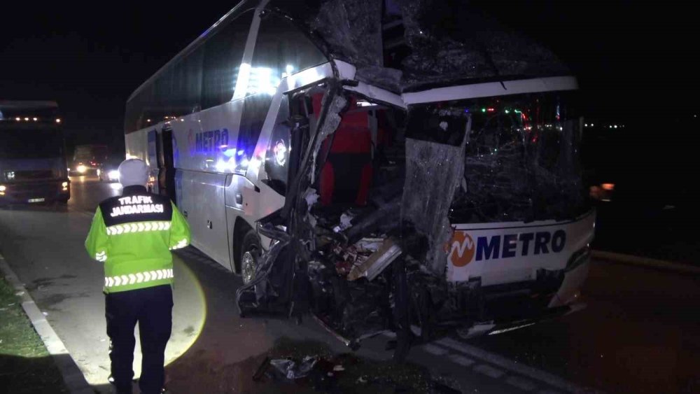 Amasya’da Yolcu Otobüsü İle Tırın Çarpıştığı Kazada 11 Yaralı