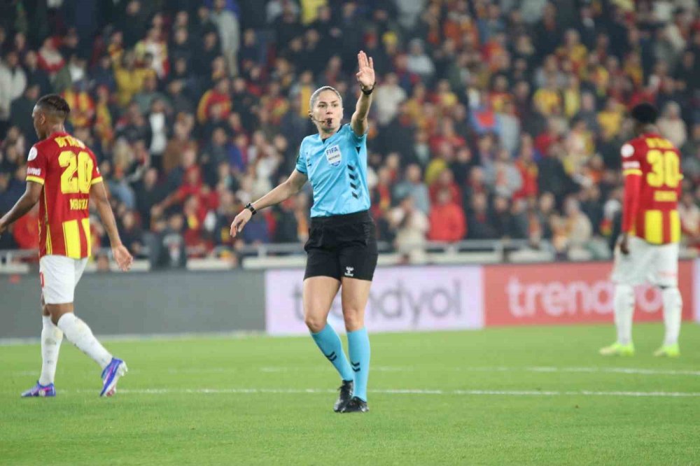 Süper Lig’de Tarihi An.. 22 Yıl Sonra Bir Kadın Hakem Orta Hakem Olarak Sahada!