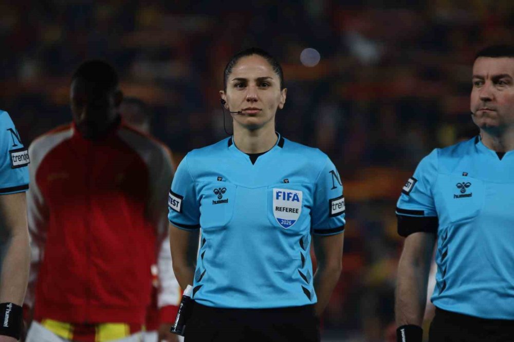 Süper Lig’de Tarihi An.. 22 Yıl Sonra Bir Kadın Hakem Orta Hakem Olarak Sahada!