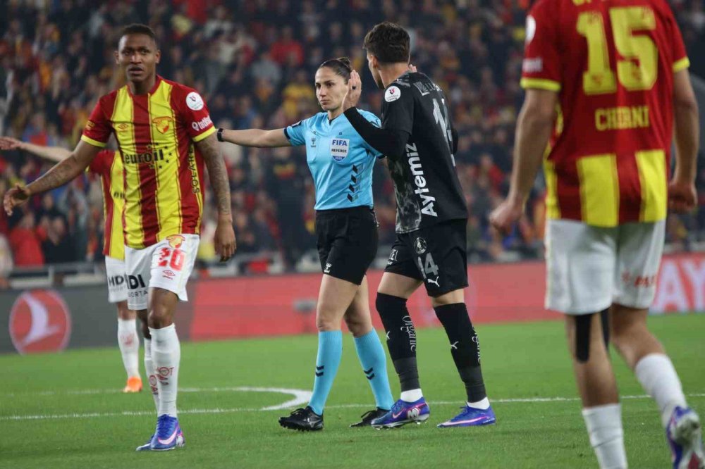 Süper Lig’de Tarihi An.. 22 Yıl Sonra Bir Kadın Hakem Orta Hakem Olarak Sahada!