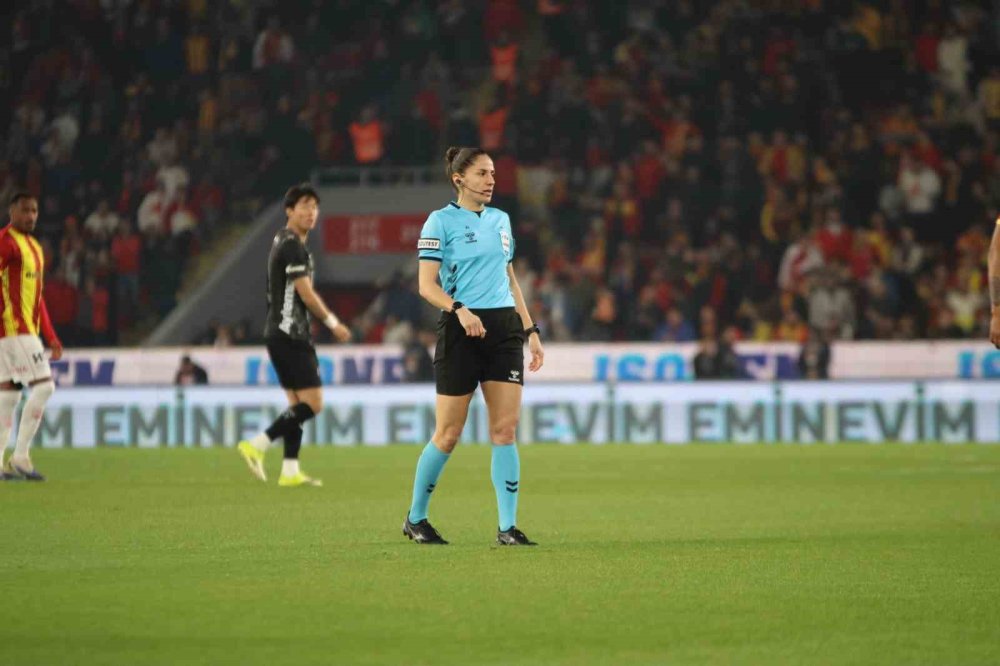 Süper Lig’de Tarihi An.. 22 Yıl Sonra Bir Kadın Hakem Orta Hakem Olarak Sahada!