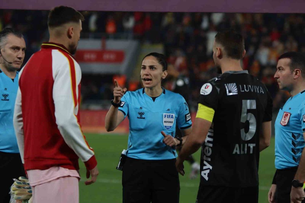 Süper Lig’de Tarihi An.. 22 Yıl Sonra Bir Kadın Hakem Orta Hakem Olarak Sahada!
