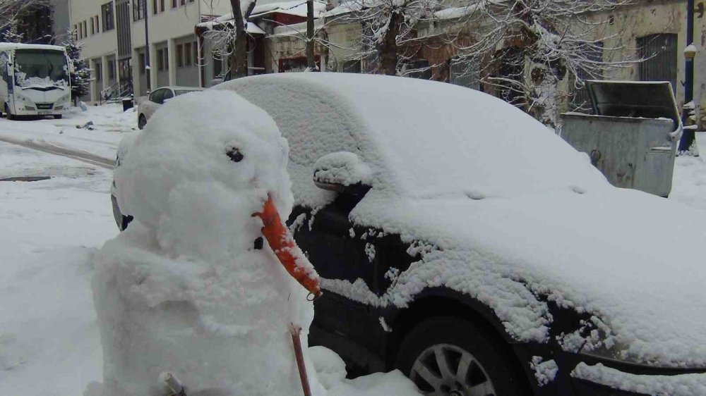 Kars’ta Kar Yağışı Sürprizi.. Kent Gece Yağan Karla Beyaza Büründü!