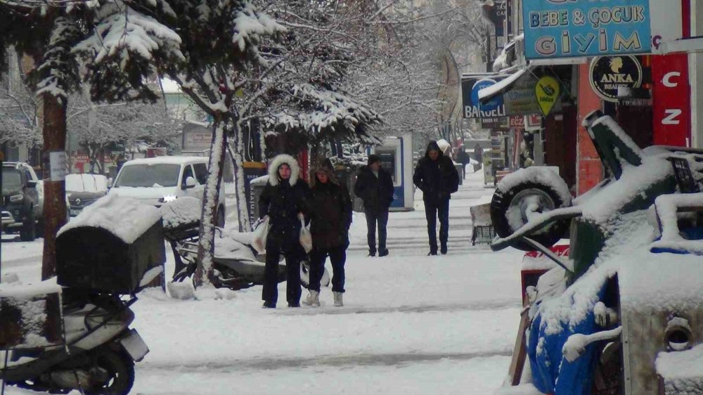 Kars’ta Kar Yağışı Sürprizi.. Kent Gece Yağan Karla Beyaza Büründü!