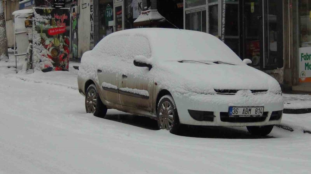 Kars’ta Kar Yağışı Sürprizi.. Kent Gece Yağan Karla Beyaza Büründü!