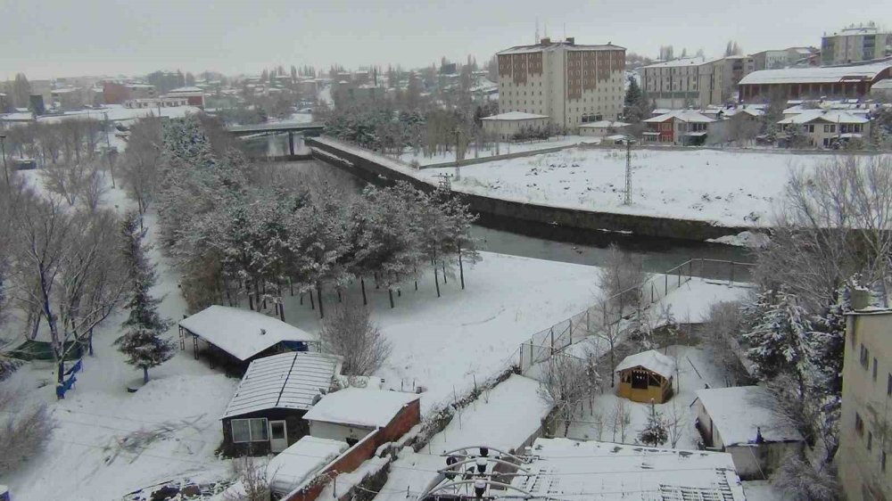 Kars’ta Kar Yağışı Sürprizi.. Kent Gece Yağan Karla Beyaza Büründü!