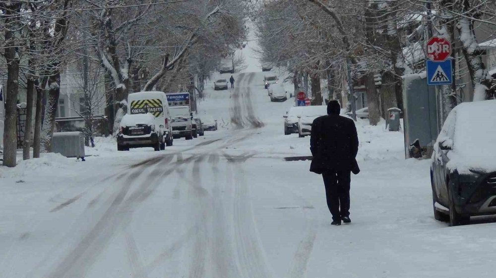 Kars’ta Kar Yağışı Sürprizi.. Kent Gece Yağan Karla Beyaza Büründü!