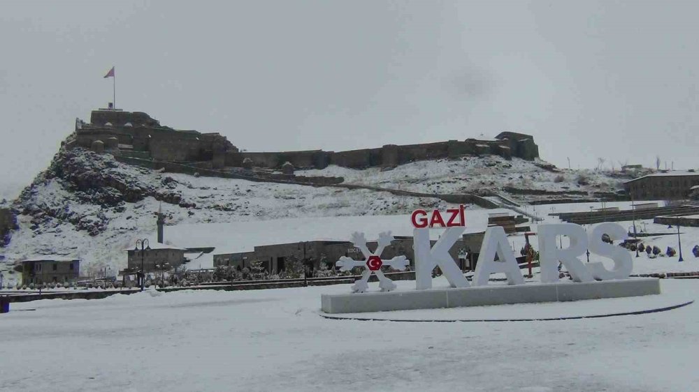 Kars’ta Kar Yağışı Sürprizi.. Kent Gece Yağan Karla Beyaza Büründü!