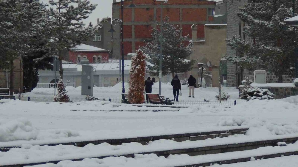 Kars’ta Kar Yağışı Sürprizi.. Kent Gece Yağan Karla Beyaza Büründü!