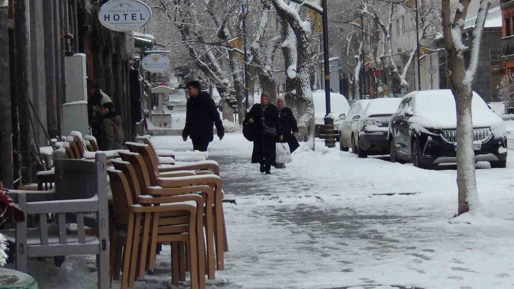 Kars’ta Kar Yağışı Sürprizi.. Kent Gece Yağan Karla Beyaza Büründü!