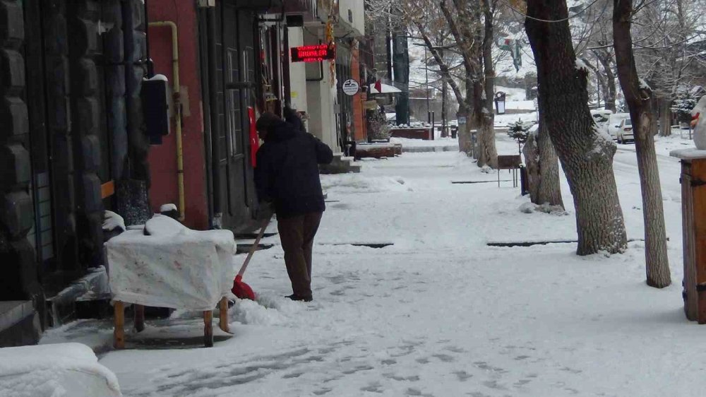Kars’ta Kar Yağışı Sürprizi.. Kent Gece Yağan Karla Beyaza Büründü!