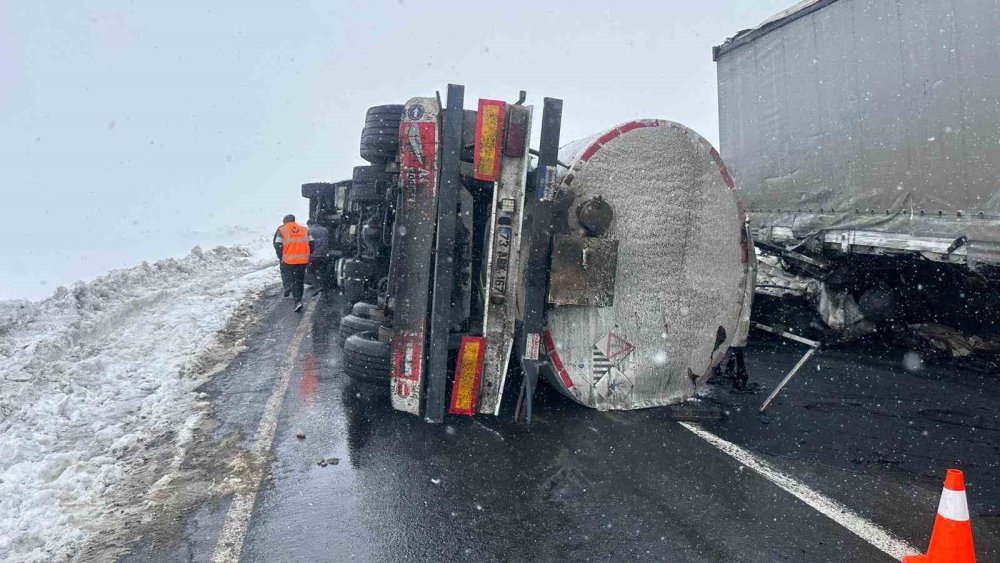 Kars’ta Zift Yüklü Tanker Devrildi.. Zincirleme Kazada 2 Kişi Yaralandı!