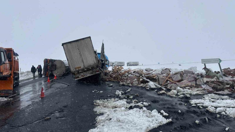 Kars’ta Zift Yüklü Tanker Devrildi.. Zincirleme Kazada 2 Kişi Yaralandı!