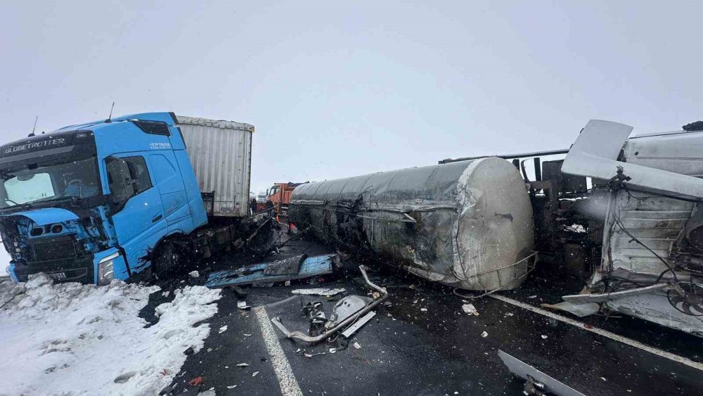 Kars’ta Zift Yüklü Tanker Devrildi.. Zincirleme Kazada 2 Kişi Yaralandı!
