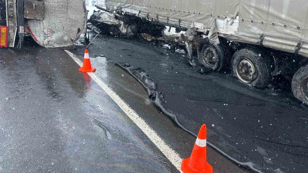 Kars’ta Zift Yüklü Tanker Devrildi.. Zincirleme Kazada 2 Kişi Yaralandı!