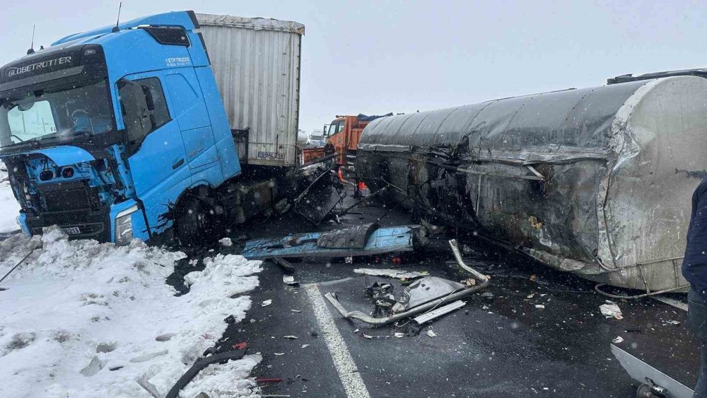 Kars’ta Zift Yüklü Tanker Devrildi.. Zincirleme Kazada 2 Kişi Yaralandı!