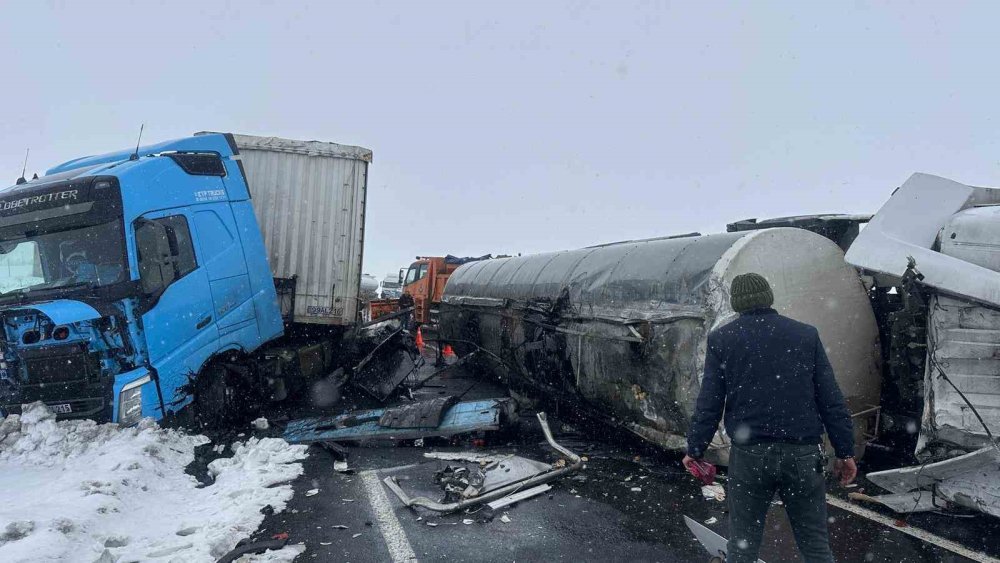 Kars’ta Zift Yüklü Tanker Devrildi.. Zincirleme Kazada 2 Kişi Yaralandı!