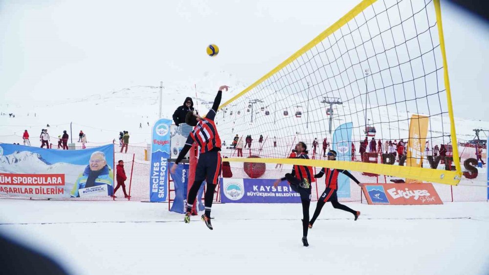 Kayseri Erciyes’te Kar Voleybolu Heyecanı