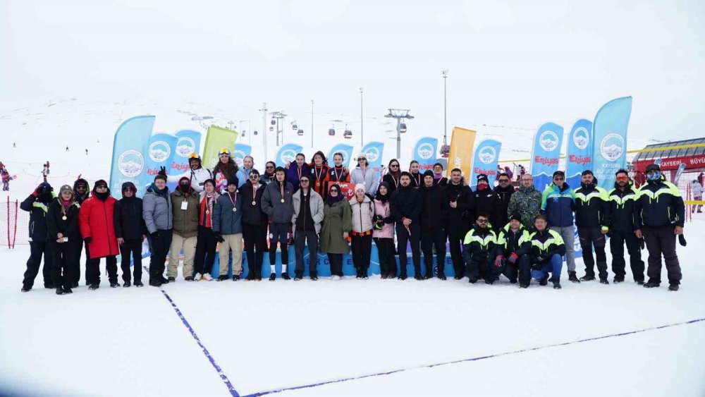 Kayseri Erciyes’te Kar Voleybolu Heyecanı
