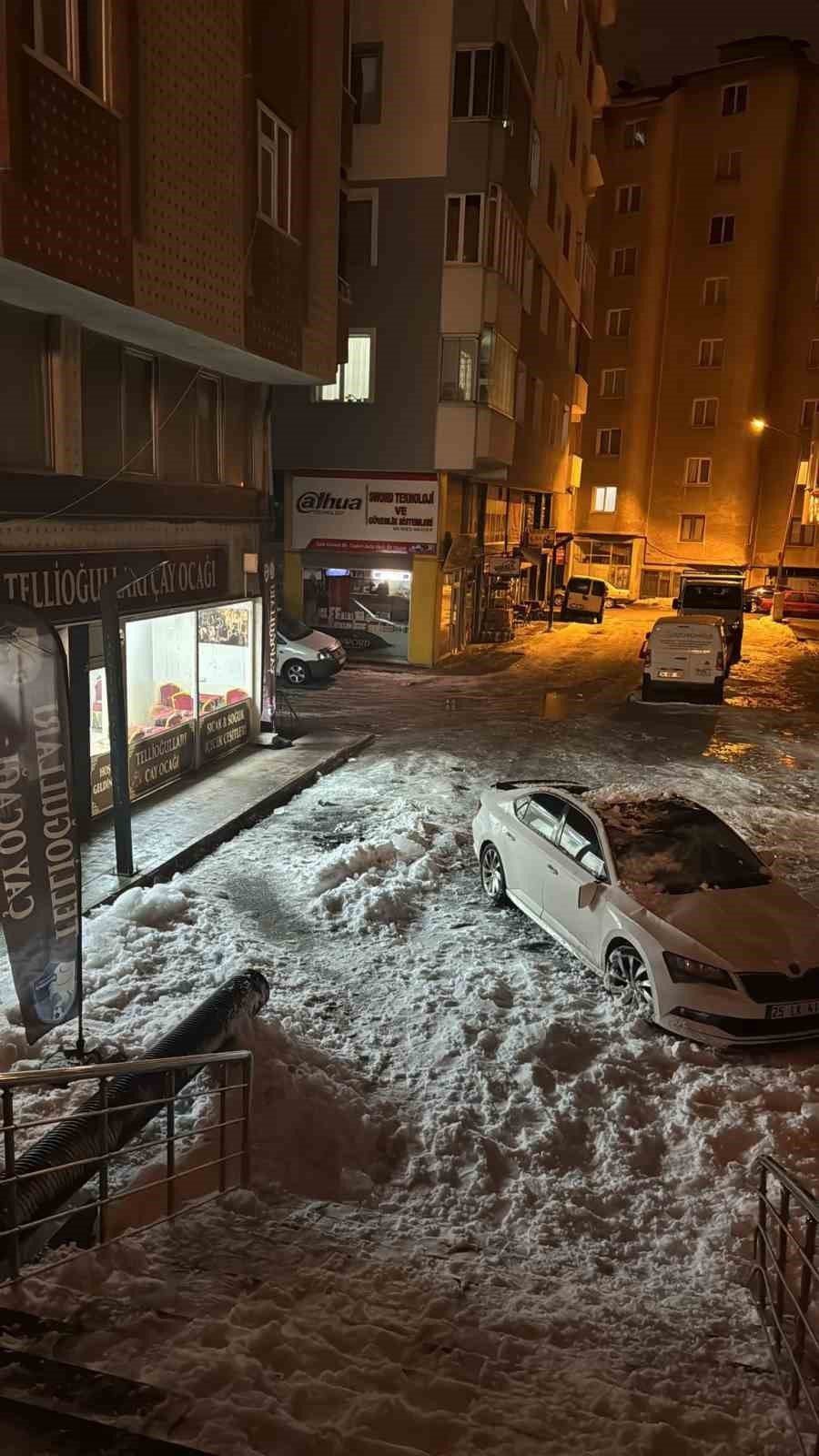 Çatıdan Düşen Kar Kütlesi Otomobili Kullanılamaz Hale Getirdi