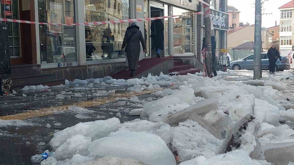 Erzurum’da Çatıdan Düşen Kar Ve Buz Kütleleri Tehlike Saçıyor