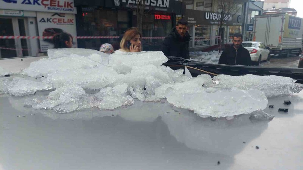 Erzurum’da Çatıdan Düşen Kar Ve Buz Kütleleri Tehlike Saçıyor