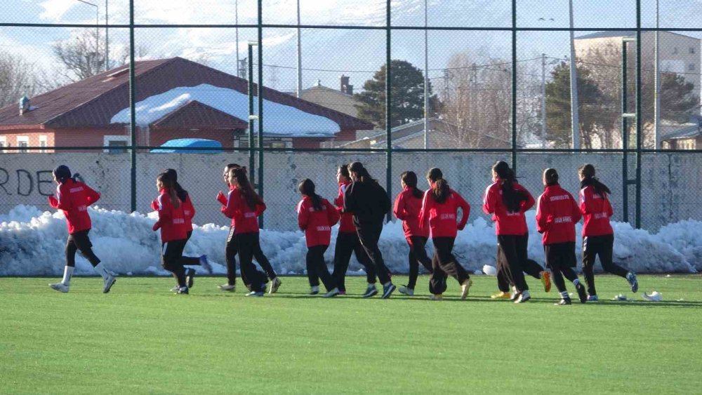 Hedef 2. Lig.. Ardahan Kura Kadın Futbol Takımı Yeni Döneme Başladı!