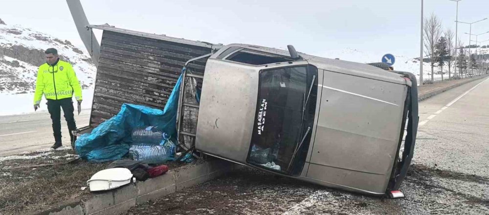 Erzurum Pasinler’de Feci Kaza.. Kamyonet Takla Attı, 1’i Ağır 3 Yaralı!