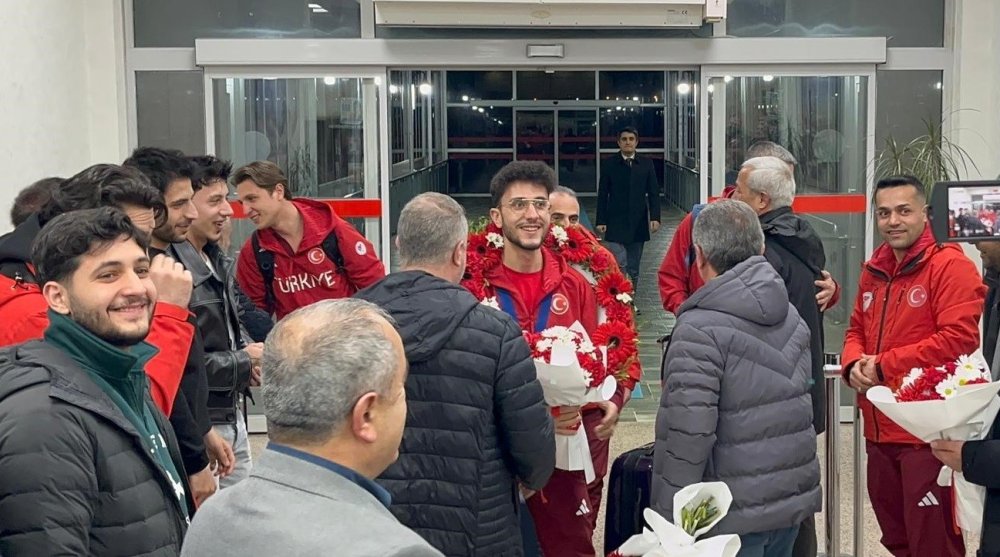 Erzurumlu Milli Sporcu Furkan Akar Çiçeklerle Karşılandı