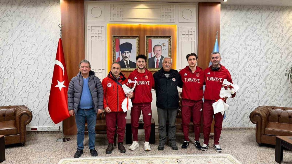 Erzurumlu Milli Sporcu Furkan Akar Çiçeklerle Karşılandı