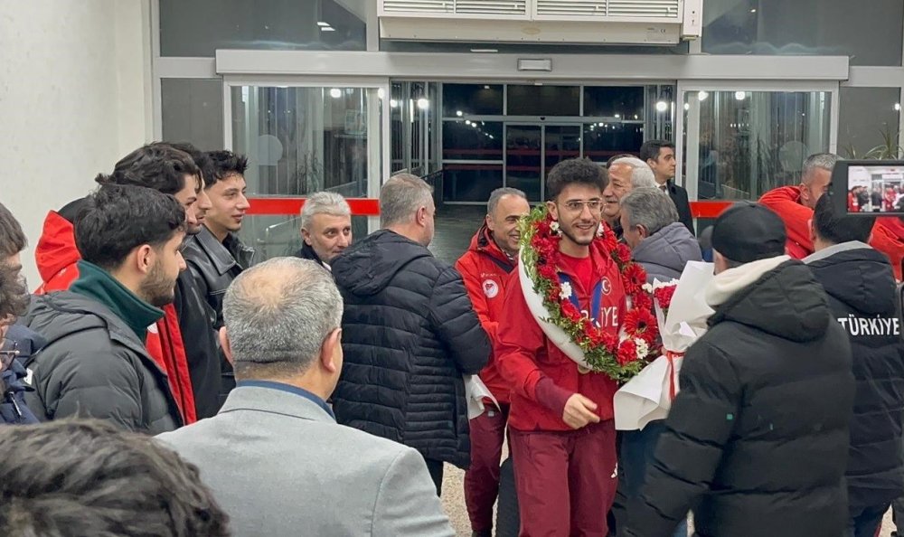 Erzurumlu Milli Sporcu Furkan Akar Çiçeklerle Karşılandı