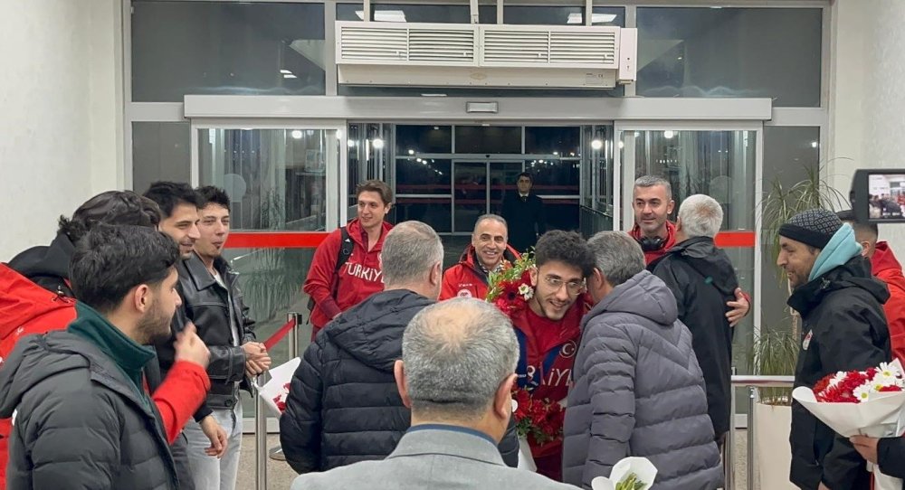 Erzurumlu Milli Sporcu Furkan Akar Çiçeklerle Karşılandı