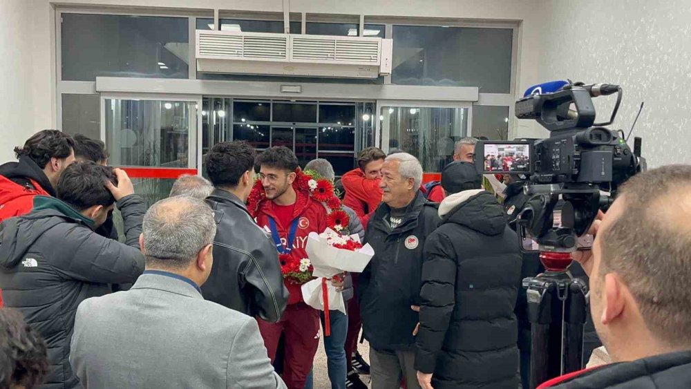 Erzurumlu Milli Sporcu Furkan Akar Çiçeklerle Karşılandı