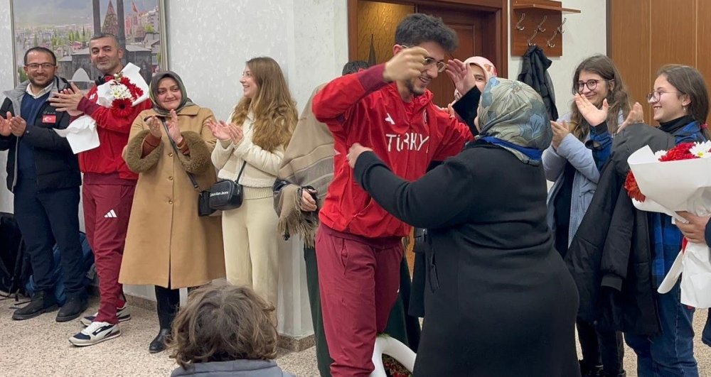 Erzurumlu Milli Sporcu Furkan Akar Çiçeklerle Karşılandı