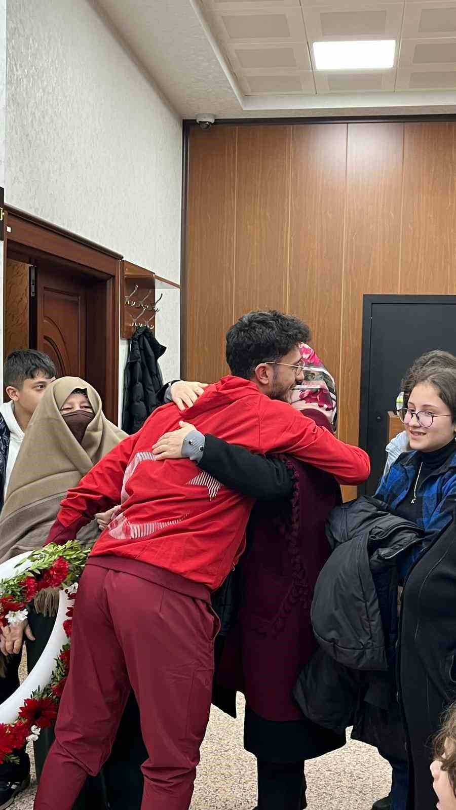 Erzurumlu Milli Sporcu Furkan Akar Çiçeklerle Karşılandı