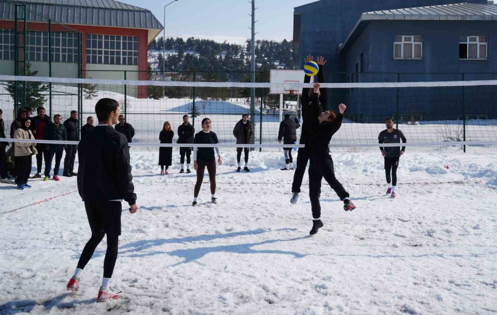 Kampüste Kar Voleybolu Heyecanı