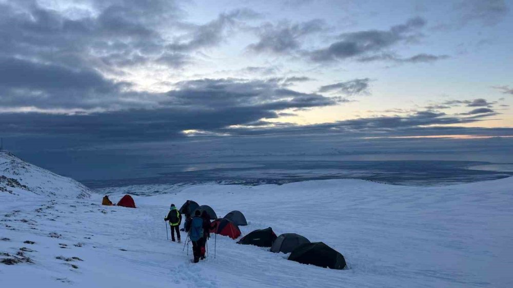 12 Dağcı Zirveye Metreler Kala Geri Döndü.. Süphan Dağı’nda Tipi Engeli!