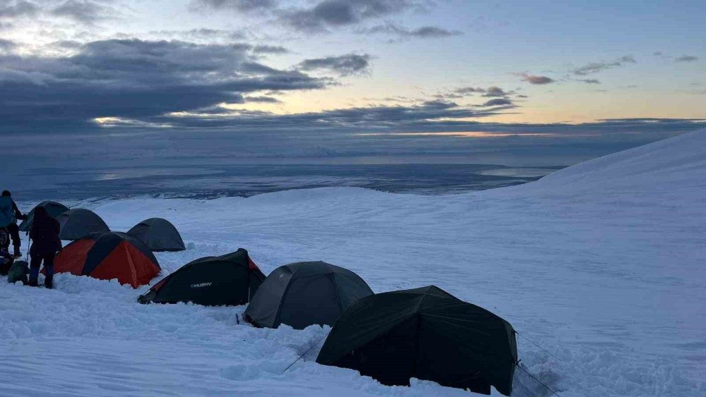 12 Dağcı Zirveye Metreler Kala Geri Döndü.. Süphan Dağı’nda Tipi Engeli!