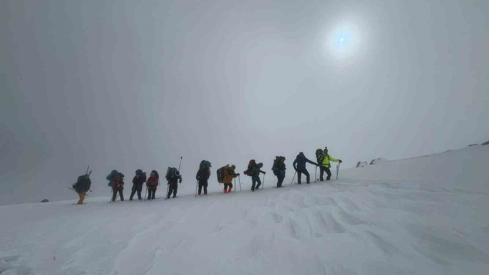 12 Dağcı Zirveye Metreler Kala Geri Döndü.. Süphan Dağı’nda Tipi Engeli!