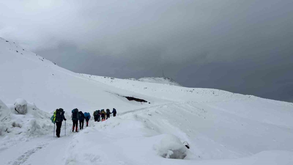 12 Dağcı Zirveye Metreler Kala Geri Döndü.. Süphan Dağı’nda Tipi Engeli!