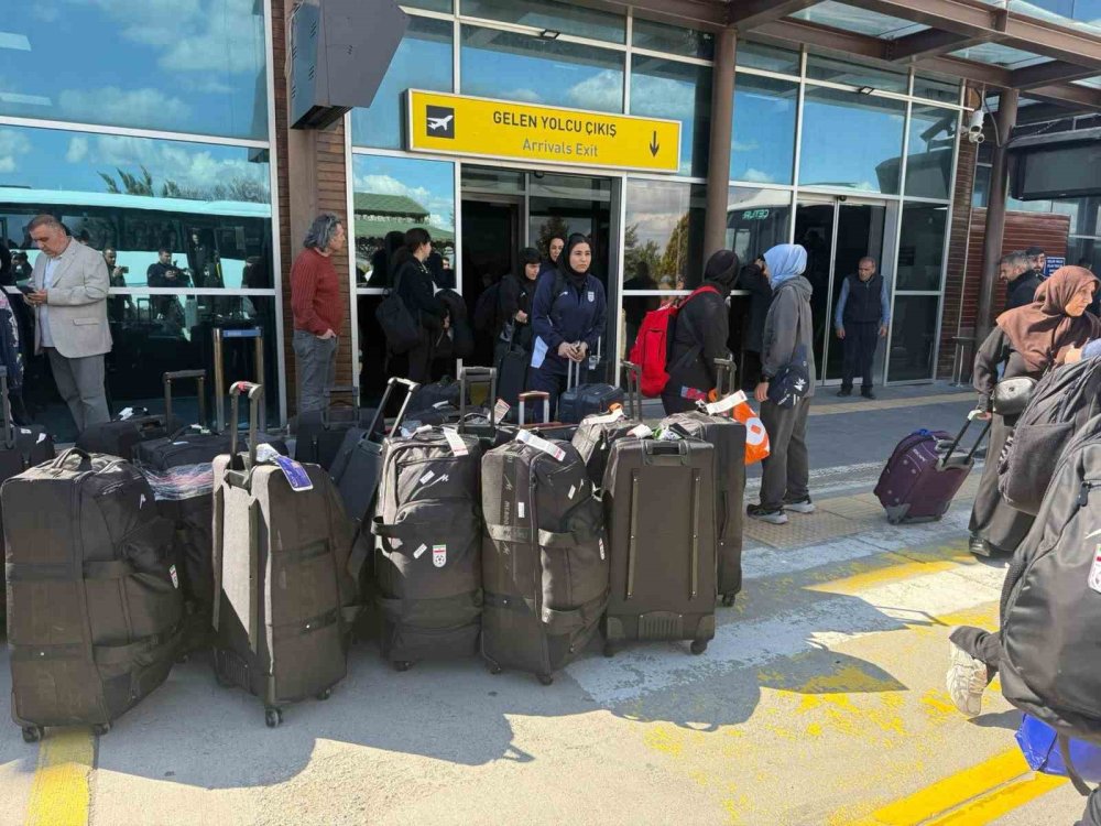 Hava Sahası Kapalı, İranlı Kadın Futbolcuların Rotası Değişti.. Kafile Iğdır'da!