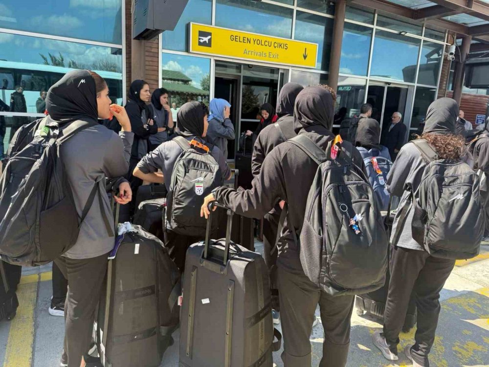 Hava Sahası Kapalı, İranlı Kadın Futbolcuların Rotası Değişti.. Kafile Iğdır'da!